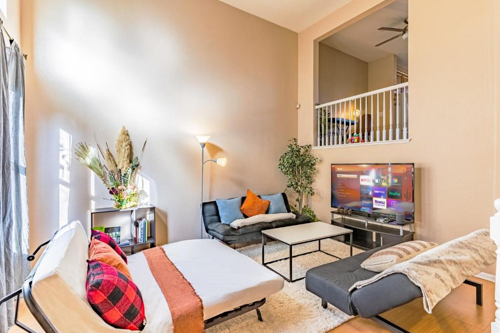 12-Guest, 3-Bedroom Townhouse with Garage Parking near San Diego Gaslamp