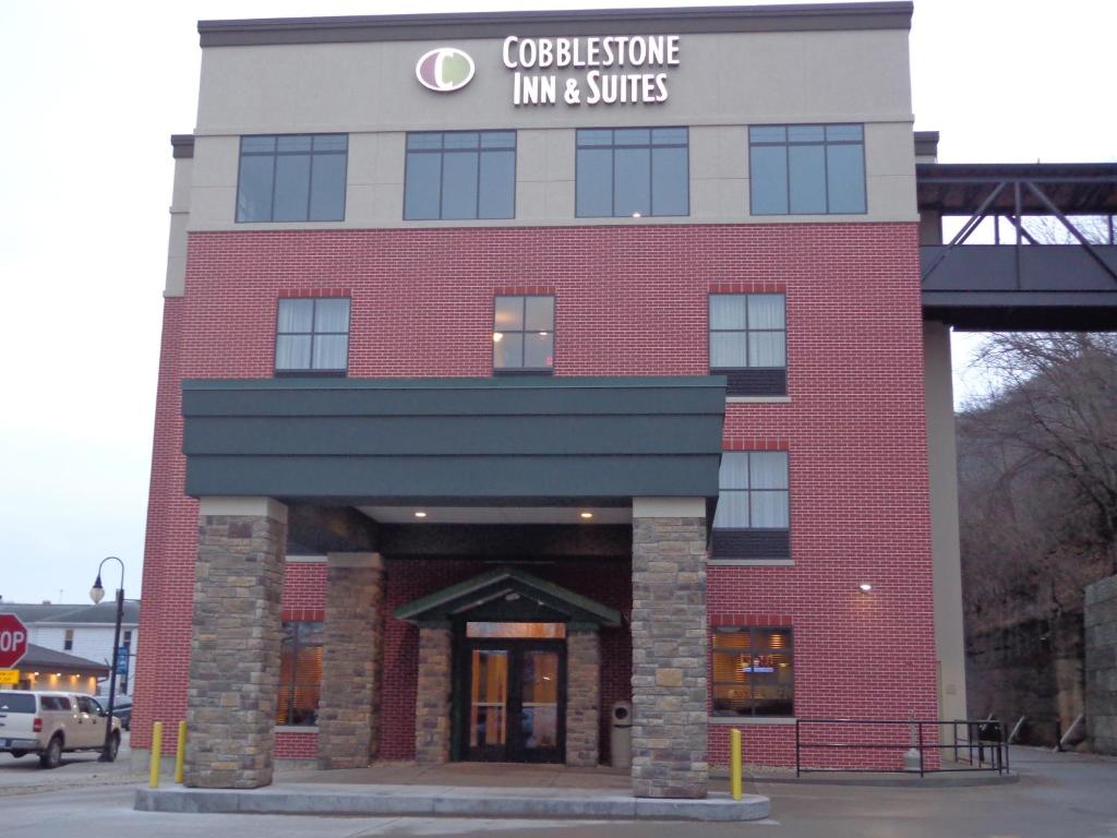 Cobblestone Inn & Suites - Marquette