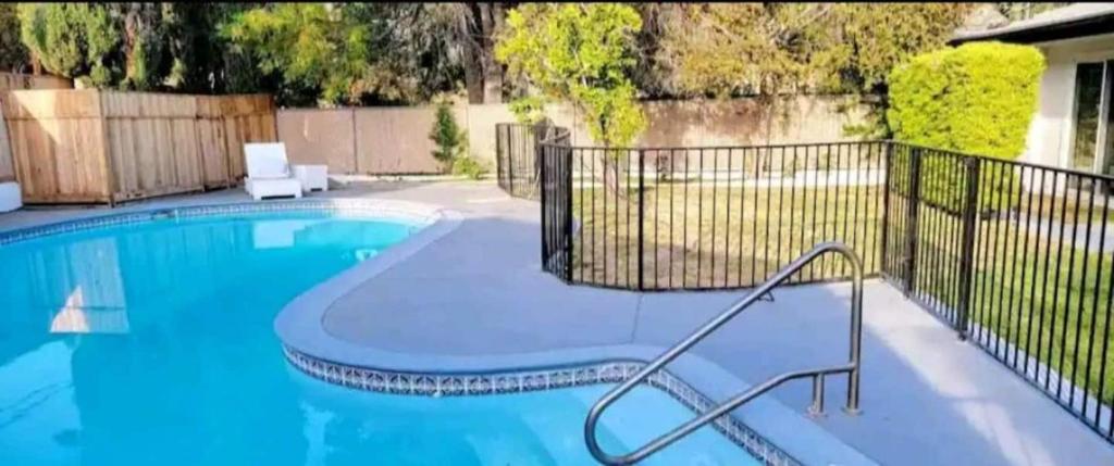 Spacious 4bed 2bath, Gated Pool, Wi-fi, Garage