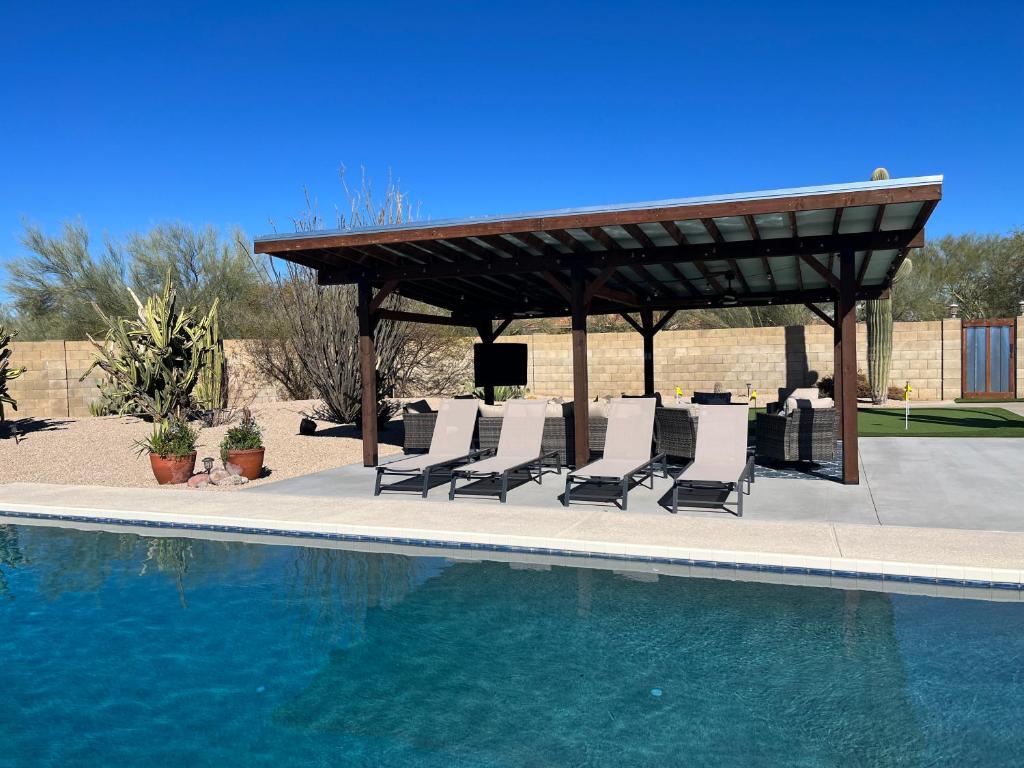 Cave Creek Pool House: Spacious home, backyard oasis, putting green, private pool and hot tub