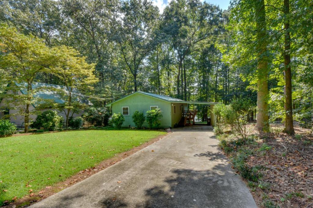 Peaceful Lake Hartwell Hideaway with Boat Dock!