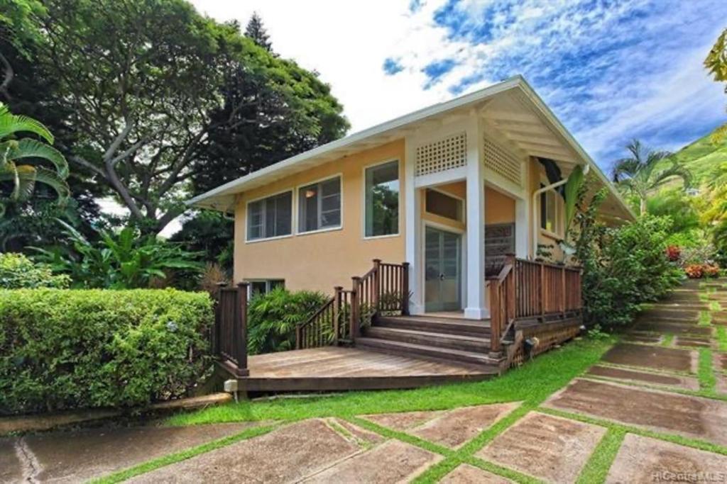 Charming Hale Mokolea in Lanikai 2-Bedroom 2-Bath Portable AC Kitchen