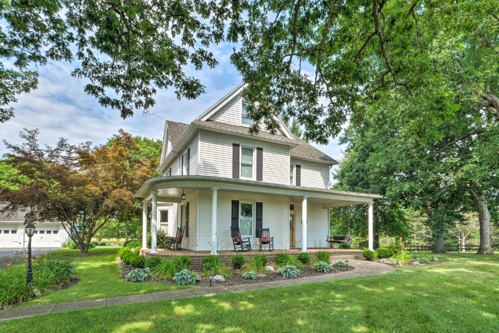 Lush, Modern Farmhouse with Mtn Views and Sunroom