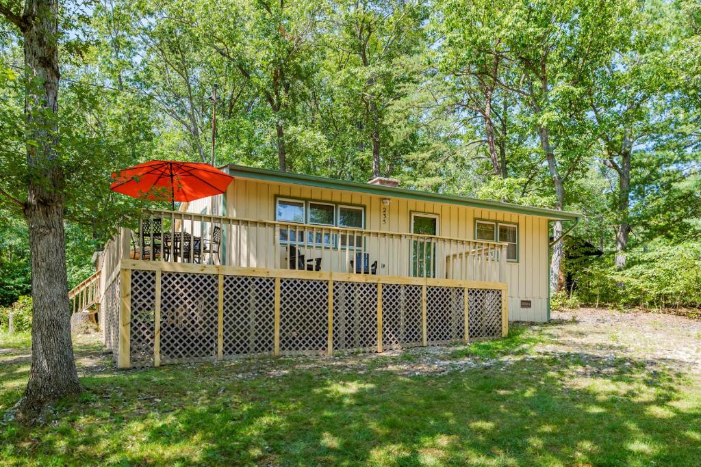 River Access Cabin w Hot Tub, Deck, Grill, & Wifi