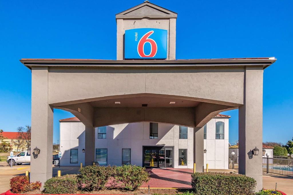 Motel 6-Ennis, TX