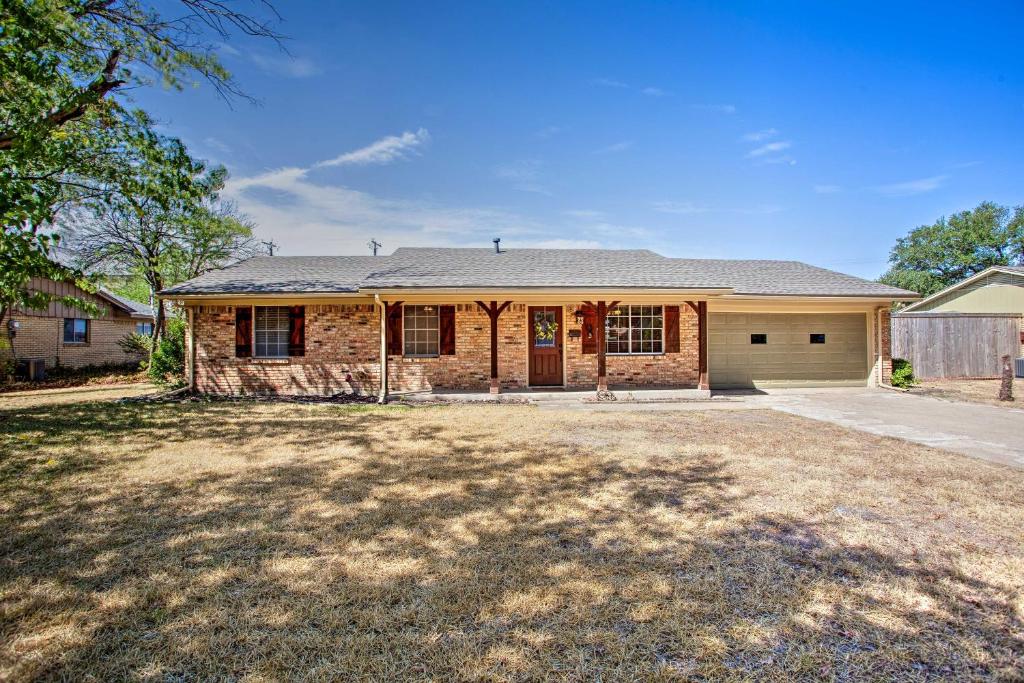 Spacious Ranch Home in Historic Waxahachie!